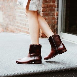 FRYE Melissa Button 2 Short